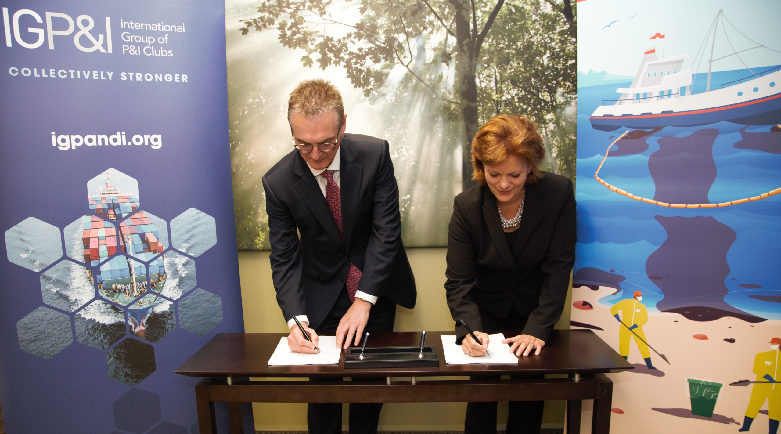 Signature of the agreement by Tony Paulson from the IGP&I and Anne Legars, Administrator of the Fund